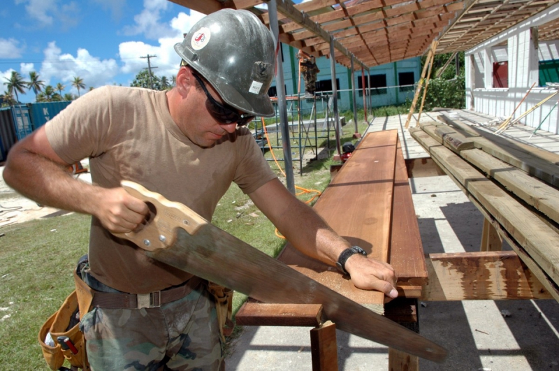 ebeniste-TOUET DE L ESCARENE-min_worker_construction_building_carpenter_male_job_build_helmet-893290